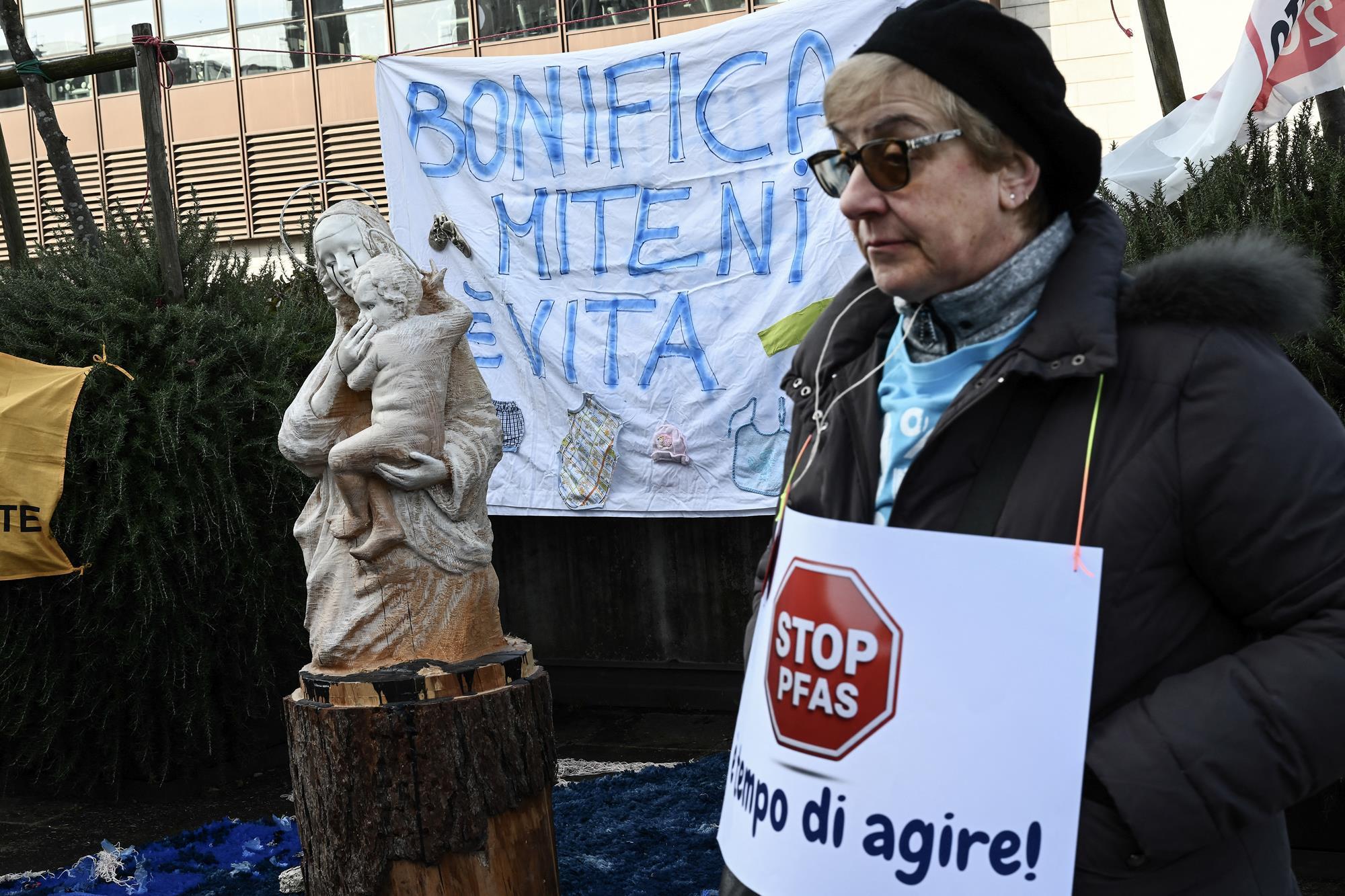 Demonstration outside the trial of Miteni executives