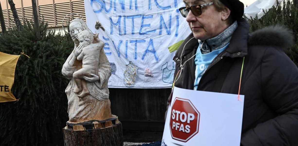 Demonstration outside the trial of Miteni executives