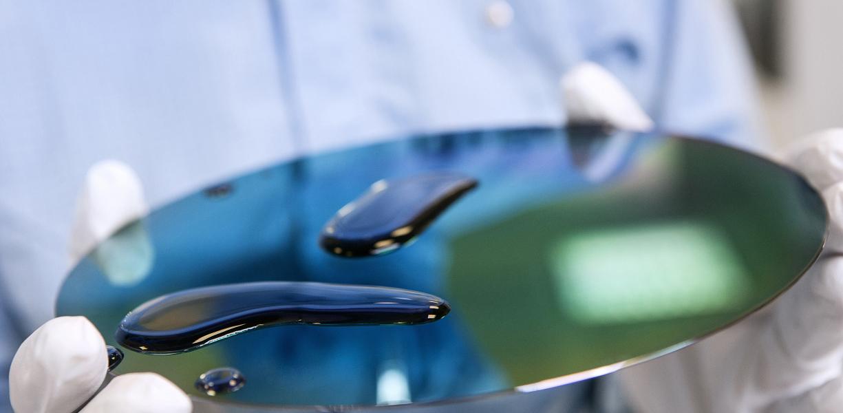 Electronic-grade ammonium hydroxide